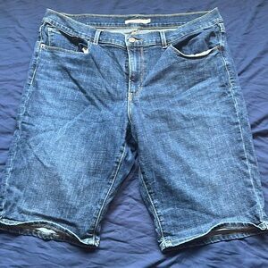 Levi Strauss Women’s Bermuda Shorts Size 33